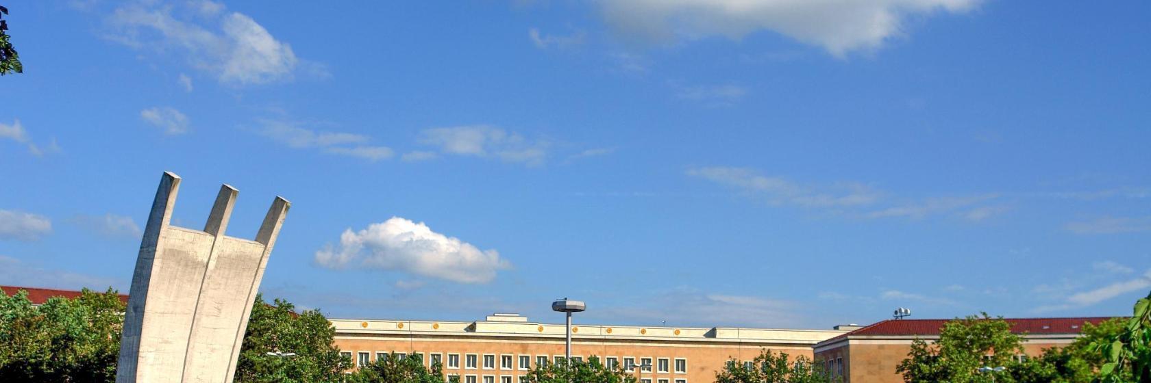 Platz der Luftbrücke e Monumento al Ponte Aerero